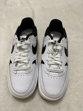 Nike Women's White and Black Low-Top Sneakers